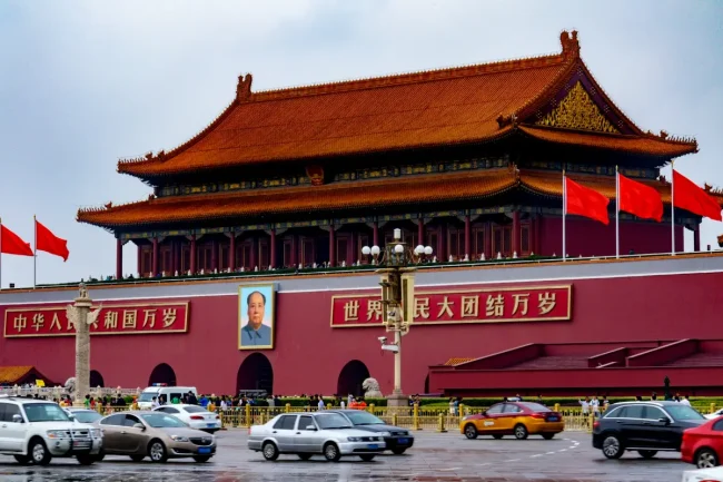 Autóforgalom a pekingi Tienanmen téren 2020-ban