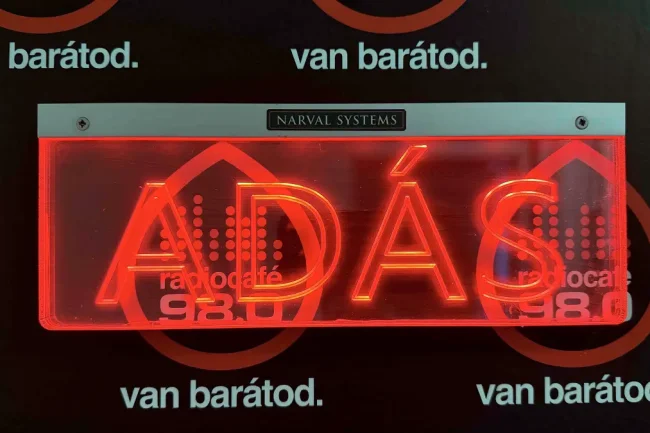Az adást jelző tábla a radiocafé98 stúdiójában