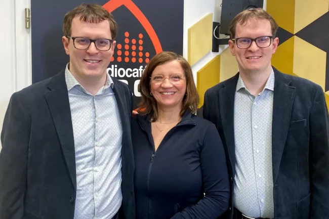 Balázsy Panna és a Kovács ikrek a radiocafé stúdiójában