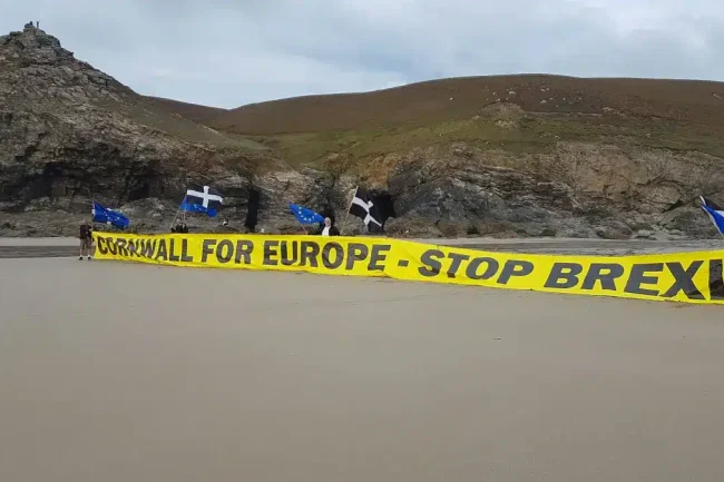 Brexit-ellenes demonstráció a Chapel Porth-ban (Cornwall, Nagy-Britannia), 2021-ben