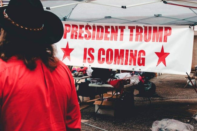 Donald Trump érkezését hirdető transzparens egy amerikai rendezvényen