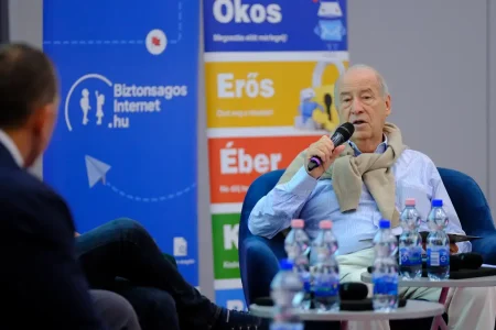 Dr. Edvi Péter a Nemzetközi Gyermekmentő Szolgálat alapító elnöke az NGYSZ egyik konferenciáján