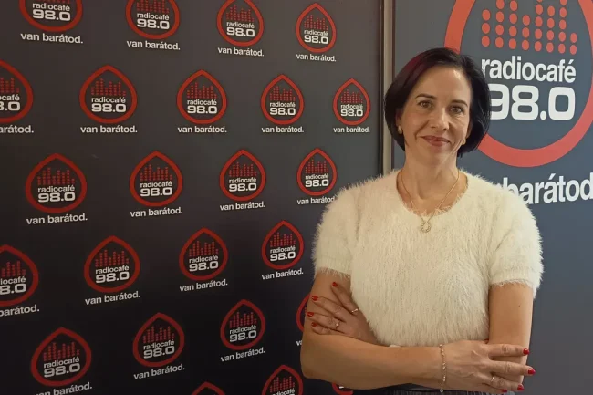 Dr. Szabó Renáta a radiocafé stúdiójában. Fotó: Fehér Mariann