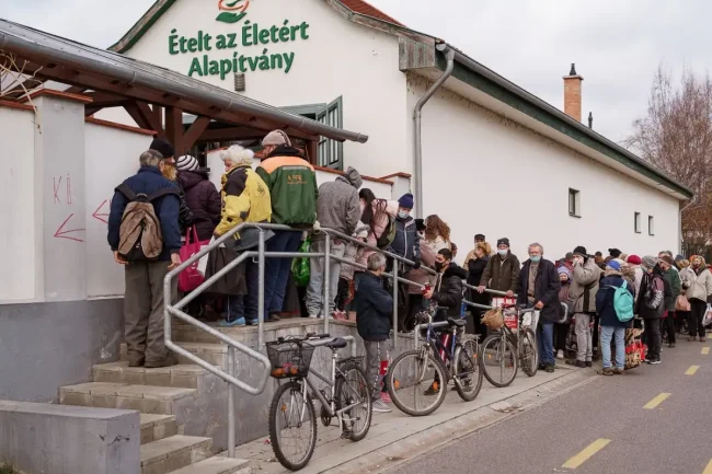 Hosszú sor az Ételt az Életért egyik konyhája előtt