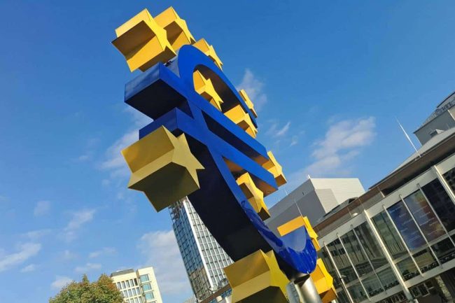 Euro-logó az Európai Központi Bank épülete előtt Frankfurtban
