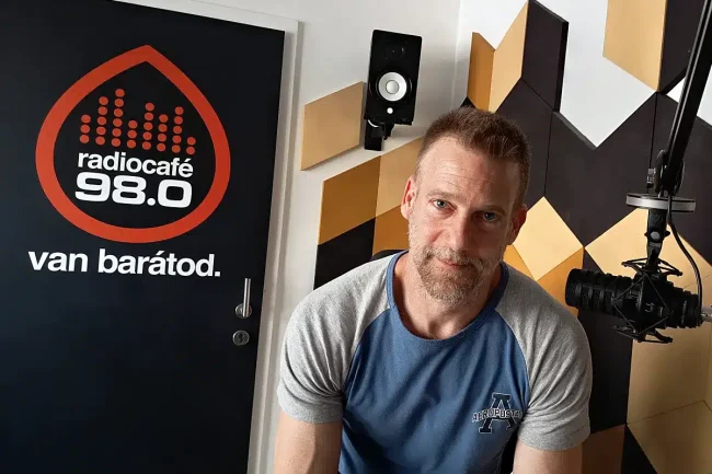 Fodor Tamás, azaz Siráj, a radiocafé közösségimédia-menedzsere, az "egyszemélyes szerkesztőség"