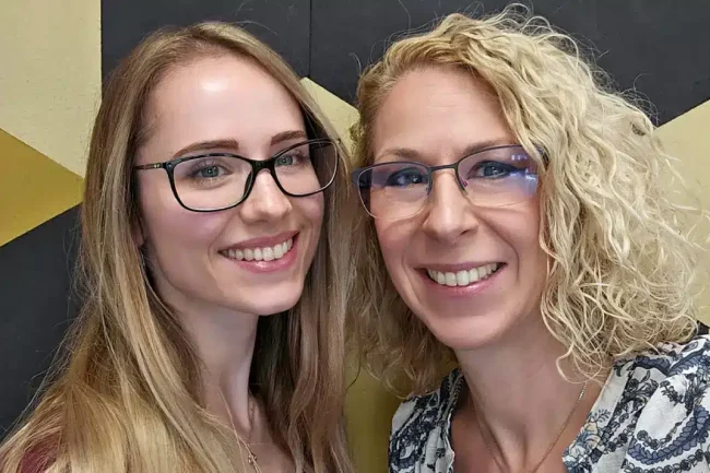 Füstös Diána és Kutasi Judit a radiocafé stúdiójában