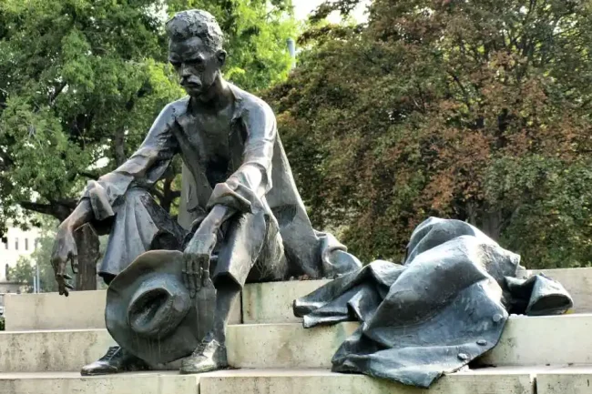 József Attila szobra a Duna partján