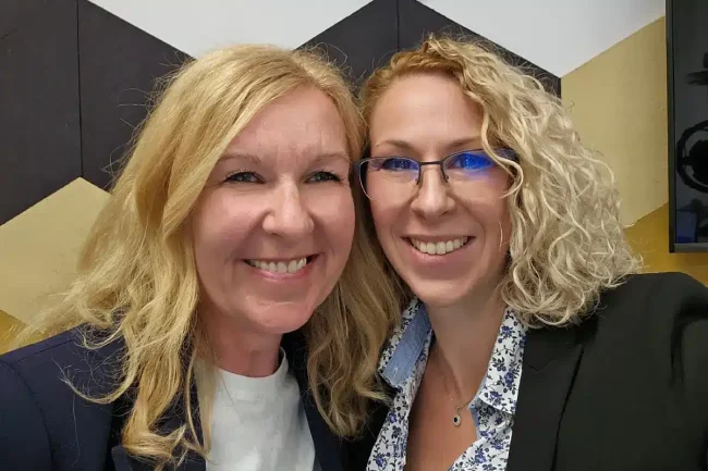 Kamarás Zsuzsanna és Kutasi Judit a radiocafé stúdiójában