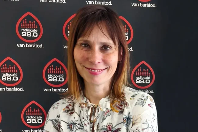 Kecskés Karina a radiocafé stúdiójában