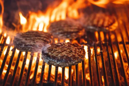 Készülő hamburgerek