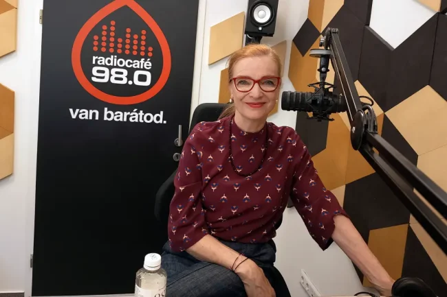 Kováts Adél a radiocafé stúdiójában. Fotó: Fehér Mariann
