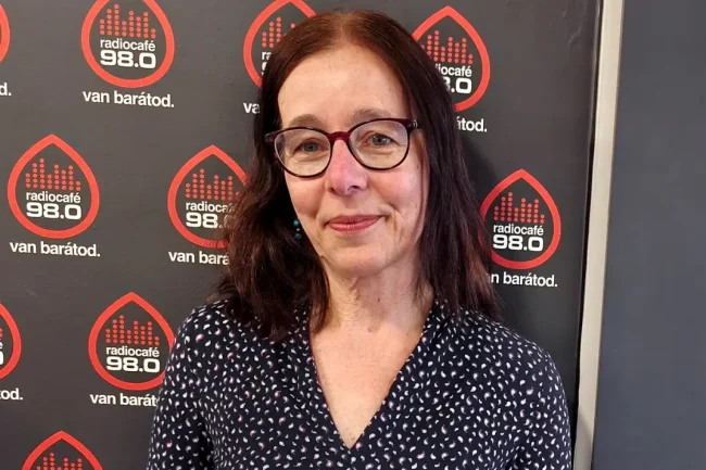 Malyáta Eszter, a könyv fordítója a radiocafé stúdiójában