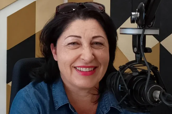 Molnár Éva a radiocafé stúdiójában