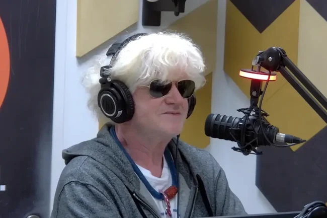 Müller Péter Sziámi a radiocafé stúdiójában