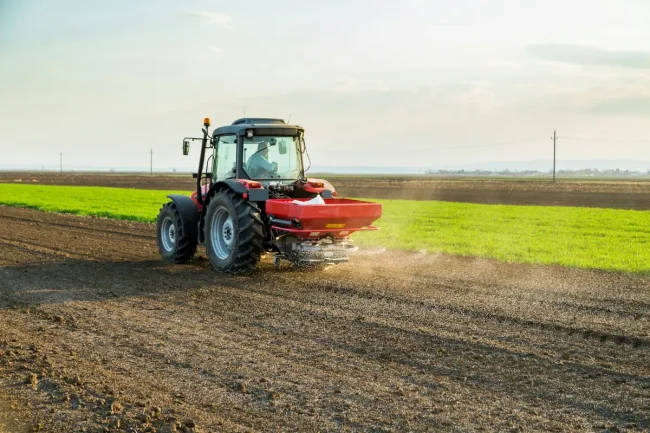 Műtrágyát szóró traktor
