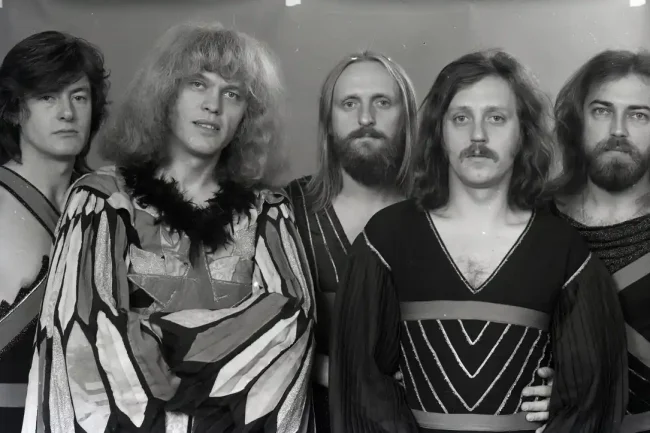 Az Omega együttes 1976-ban: Debreczeni Ferenc, Kóbor János, Benkő László, Mihály Tamás, Molnár György. Fotó: Fortepan / Urbán Tamás