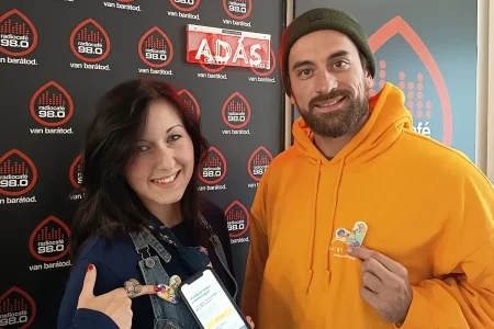 Renczés Zsófia és Kádár L. Gellért a radiocafé stúdiójában. Fotó: Fehér Mariann