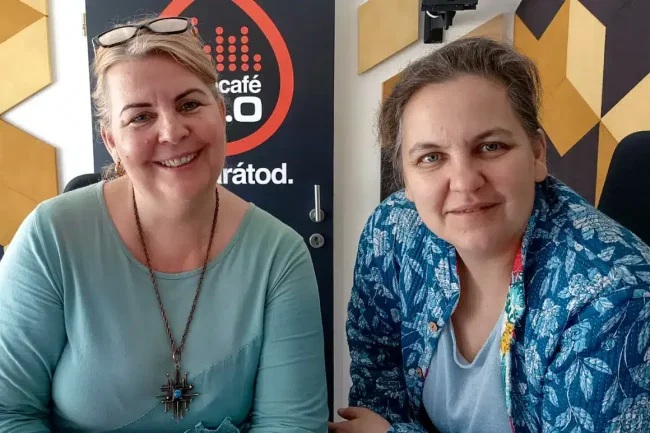 Sándor Kata és Bálint Mónika a radiocafé stúdiójában