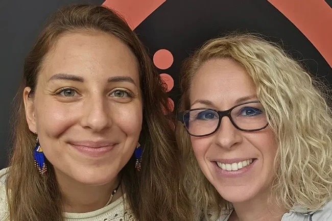 Szemerédy Zsófia és Kutasi Judit a radiocafé stúdiójában