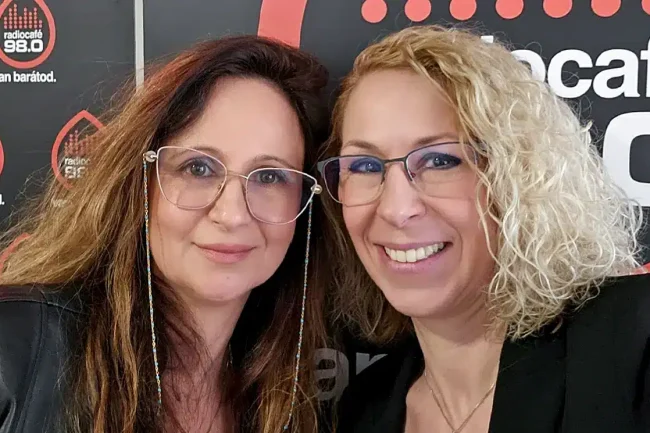 Szerencsés Dóra és Kutasi Judit a radiocafé stúdiójában
