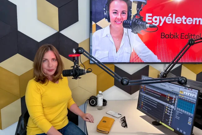 Szuna Noémi a radiocafé stúdiójában