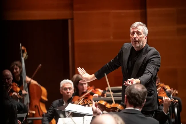 Thomas Adès vezényel