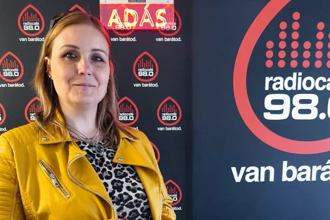 Törteli Eszter a radiocafé stúdiójában
