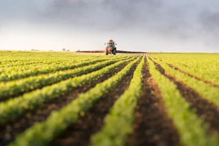 Traktor a földeken