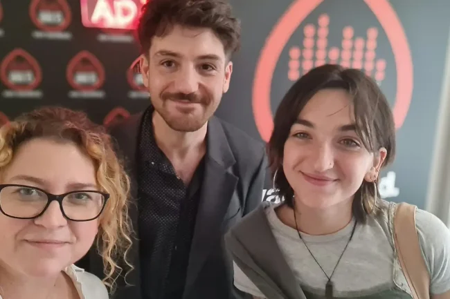 Veiszer Alinda, Borsi Bálint és Halász Emese Indigo a radiocafé98 stúdiójában