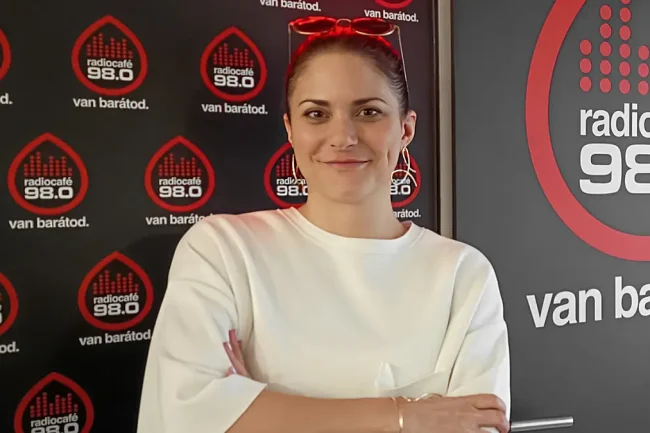 Vizi Katalin a radiocafé stúdiójában