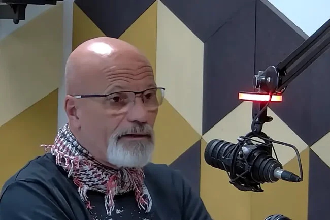 Zacher Gábor a radiocafé stúdiójában