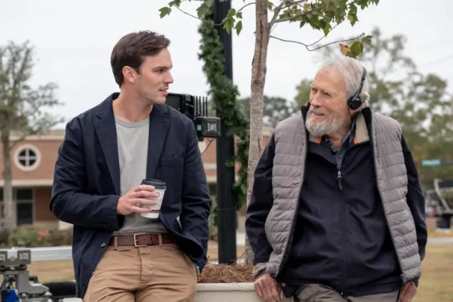 Nicholas Hoult és Clint Eastwood a 2024-es Kettes számú esküdt forgatásán. Fotó: Claire Folger/Warner Bros.