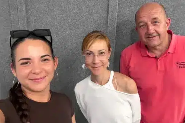 Paár Julcsi, Sóthy Virág és Mezei Dániel. A fotó forrása: a radiocafé Facebook oldala.
