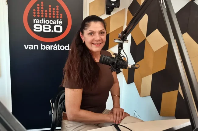 Varga Zsuzsanna a radiocafé stúdiójában. Fotó: Fehér Mariann