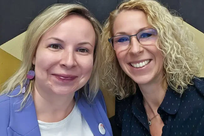 Dr. Baracsi Katalin és Kutasi Judit a radiocafé stúdiójában